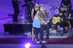Romeo Santos invitó a una mujer a subir al escenario en la tercera repetición de la Fiesta Nacional de la Vendimia 2015. Foto: archivo MDZ