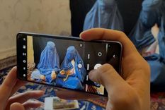 Las hermanas se convirtieron en un fenómeno de las redes sociales. Aquí las vemos grabando una de sus últimas canciones Foto: KAWOON KHAMOOSH