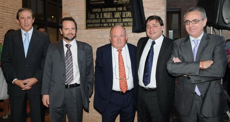 El cónsul Luis Calvo, el vicegobernador Cristian Racconto, Juan Ignacio Belasco, el intendente Omar Parisi y el presidente del Gobierno de Navarra, Miguel Sanz Sesma. Foto: Gerardo Gómez / MDZ