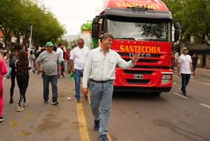 Mario Abed caminó junto al carro de Junín. Foto: Andrea Ginestar /MDZ Mario Abed caminó junto al carro de Junín. Foto: Andrea Ginestar /MDZ