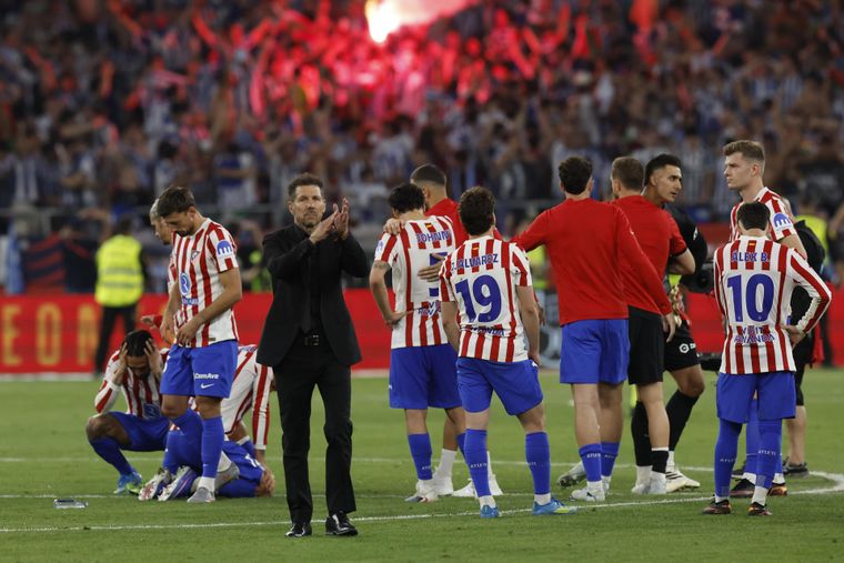 Cholo Simeone aplaude al público y a sus jugadores tras caer en la final de la Copa del Rey frente a Real Sociedad este sábado en el estadio de La Cartuja, en Sevilla.