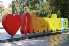 El cartel turístico de la plaza Independencia que es el más fotografiado por mendocinos y foráneos.&nbsp;