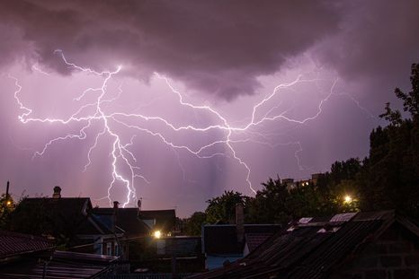 Las tormentas volvieron a golpear Mendoza y, además de las lluvias, los rayos y truenos se hicieron sentir con fuerza en distintos puntos de la provincia. &nbsp;