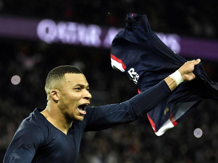 Mbappé, que convirtió el gol agónico de la victoria, recibió el apoyo de la gente del PSG.