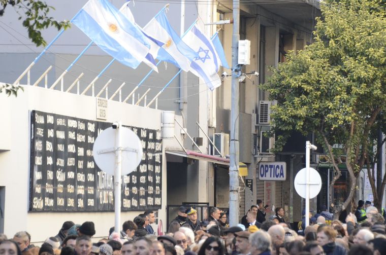 Cientos de personas se reunieron este viernes para recordar a las víctimas de la AMIA. Cientos de personas se reunieron este viernes para recordar a las víctimas de la AMIA.