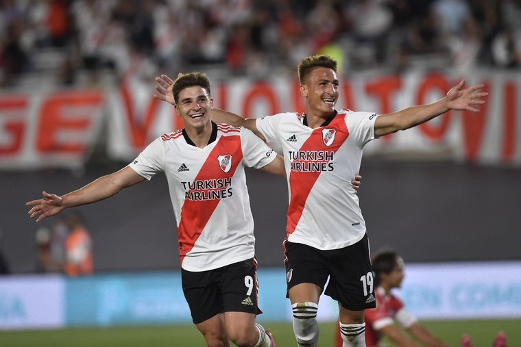 Álvarez y Romero, autores de dos de los tres goles de River. Foto: Télam
