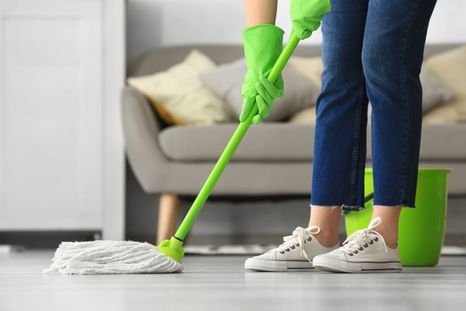 Los expertos agregan un poco de vinagre blanco a la hora de limpiar el piso Foto: Shutterstock Los expertos agregan un poco de vinagre blanco a la hora de limpiar el piso Foto: Shutterstock
