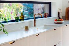 La madera contrachapada es una opción popular para los gabinetes de cocina debido a su resistencia y estabilidad. Foto: Husk