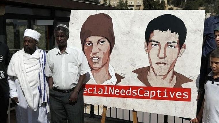 Familiares de Avera Mengistu y Hisham Al Sayed, rehenes de Hamás, hacen campaña por su liberación en 2018. Foto: AFP