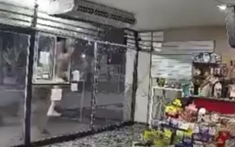 El violento hecho ocurrió en la esquina de San Martín y 9 de Julio, frente a la estación de Bernal.  Foto: Captura de video