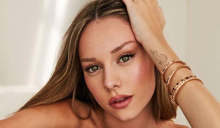 La estrella de Elite dejó a todos asombrados con un vestido blanco que resalta a la perfección sus curvas Foto: Archivo