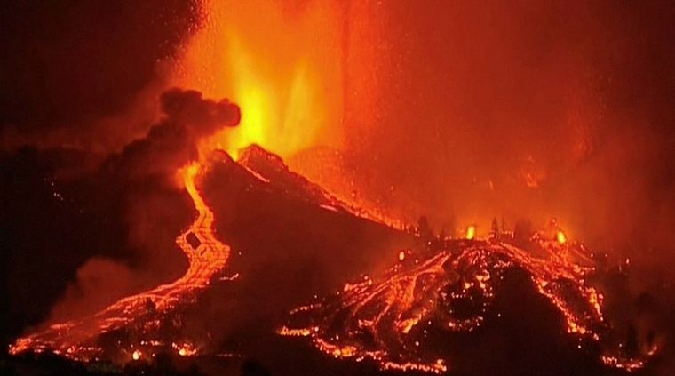 El cono principal del volcán tiene una enorme actividad. Foto: Aristegui.