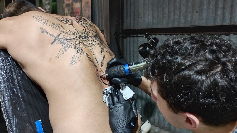 La espalda es una de las zonas con más posibilidades de realizar diseños. También de las áreas más sensibles. La espalda es una de las zonas con más posibilidades de realizar diseños. También de las áreas más sensibles.