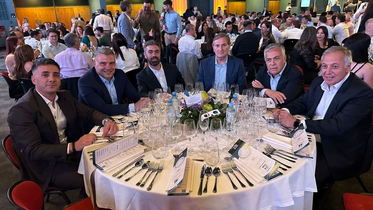 Marcos Calvente -Intendente de Guaymallén-, Diego Costarelli -Intendente de Godoy Cruz-, El Dr. Charlie Gordillo, Juan Carlos Meca -presidente de Amem-, el gobernador Alfredo Cornejo y Alejandro Gullé. Marcos Calvente -Intendente de Guaymallén-, Diego Costarelli -Intendente de Godoy Cruz-, El Dr. Charlie Gordillo, Juan Carlos Meca -presidente de Amem-, el gobernador Alfredo Cornejo y Alejandro Gullé.