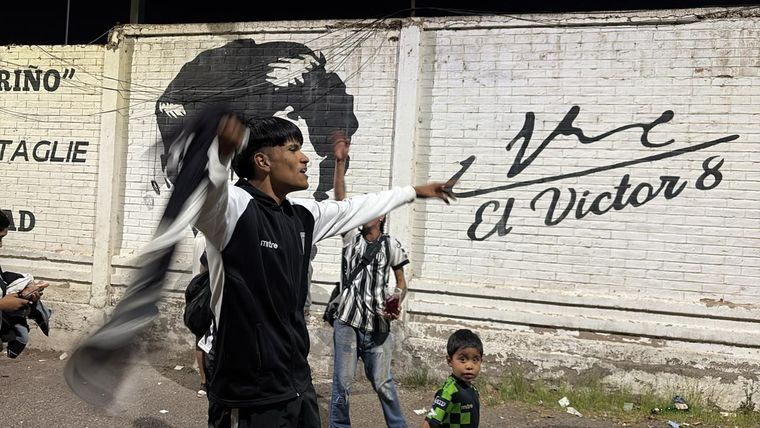 Los hinchas de Gimnasia festejan. El máximo ídolo sonríe desde el cielo. 