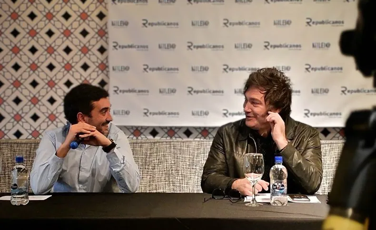 Agustín Coto y Javier Milei durante la visita del libertario a Tierra del Fuego en la campaña de 2023. Ambos se reencontrarían luego en 2024. Agustín Coto y Javier Milei durante la visita del libertario a Tierra del Fuego en la campaña de 2023. Ambos se reencontrarían luego en 2024.