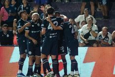 La Lepra festeja el gol de Sartori ante Sarmiento en el Gargantini.