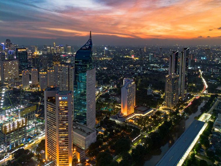 Una ciudad con rascacielos y numerosa población. Una ciudad con rascacielos y numerosa población.