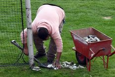 Un hombre levanta materiales que fueron usados como proyectiles durante el partido de Godoy Cruz contra San Lorenzo. Foto: ALF PONCE MERCADO / MDZ
