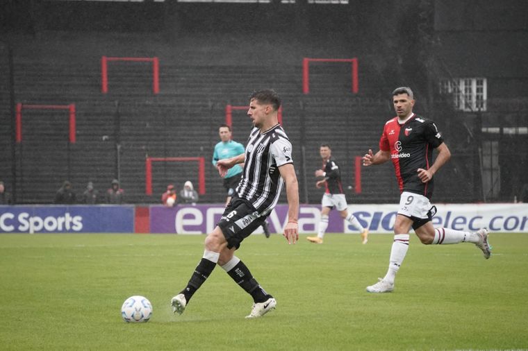 Imanol González sale jugando desde el fondo ante la presencia de Gigliotti. El Lobo se trajo tres puntos fundamentales desde el Cementerio de los Elefantes para volver a ser líder.