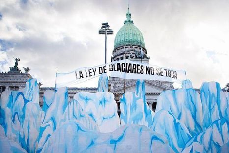 Los manifestantes que se oponían al proyecto de ley portaban pancartas frente al congreso que decían: "La Ley de Glaciares no se toca".