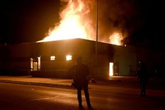 El edificio de la División de Correcciones Comunitarias incendiado durante las protestas en Kenosha, Wisconsin, EE.UU., 24 de agosto de 2020.