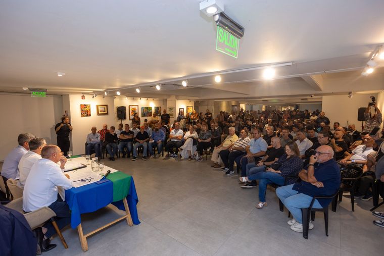 El intendente de Ciudad de Mendoza, Ulpiano Suarez, hizo de mediador en una charla sobre la reforma laboral que incluyó a empresarios y sindicatos. El intendente de Ciudad de Mendoza, Ulpiano Suarez, hizo de mediador en una charla sobre la reforma laboral que incluyó a empresarios y sindicatos.