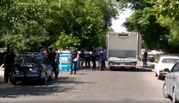 Personal de policía científica se encuentra trabajando en el lugar para determinar qué sucedió