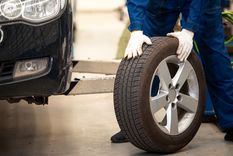 Comprar las cubiertas en Chile sale hasta un 25% de su valor en la Argentina, lo que generó una suerte de turismo del service en las provincias limítrofes. Foto: shutterstock.com