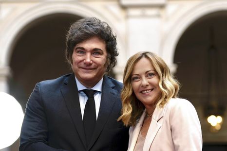 Javier Milei junto a Giorgia Meloni durante su encuentro en Roma en el marco de la firma del memorándum entre YPF y ENI para exportar GNL de Vaca Muerta. Javier Milei junto a Giorgia Meloni durante su encuentro en Roma en el marco de la firma del memorándum entre YPF y ENI para exportar GNL de Vaca Muerta.