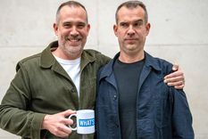 Los doctores Xand y Chris van Tulleken son hermanos gemelos y presentadores del podcast de la BBC "Whats Up Docs".