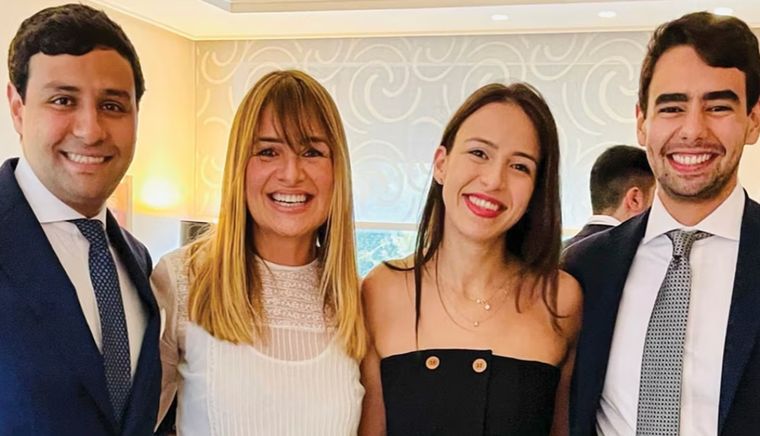 Gabriela Arias Uriburu y sus hijos. Gabriela Arias Uriburu junto a Karim, Sharif y Zahira Foto: Gentileza Revista Gente.