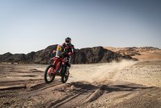Tosha Schareina celebró su tercera victoria de etapa en el Rally Dakar tras imponerse en el exigente recorrido de Alula. Tosha Schareina celebró su tercera victoria de etapa en el Rally Dakar tras imponerse en el exigente recorrido de Alula.