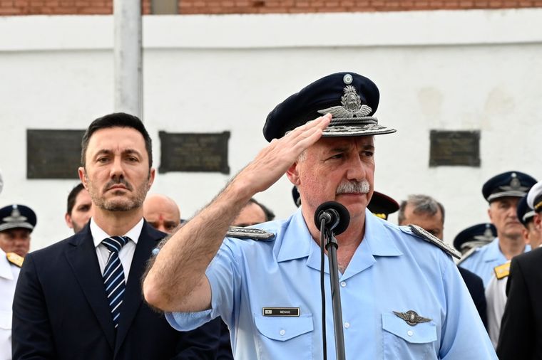 El ministro de Defensa, Luis Petri, echó al jefe de la Fuerza Aérea, Fernando Mengo, por supuestos hechos de abuso sexual. Foto: Fuerza Aérea Argentina