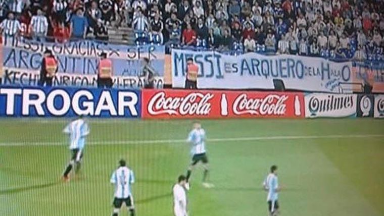 ¿Messi arquero? Foto: En Twitter @santiaysine