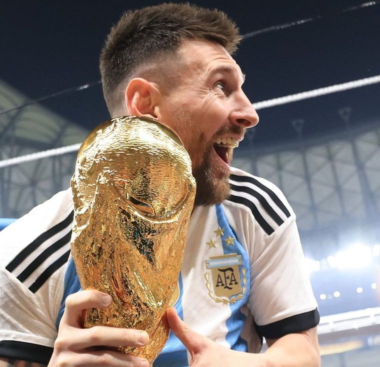 Lionel Messi con la Copa del Mundo Foto: Lionel Messi/Instagram
