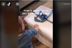 adorable: un bebe abrio su regalo de cumpleanos y se llevo una sorpresa