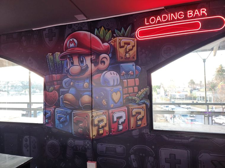 Bajo el icónico Puente Uruguay de Villa Carlos Paz, ya comenzó a funcionar oficialmente Loading, un bar temático ambientado en el universo gamer.