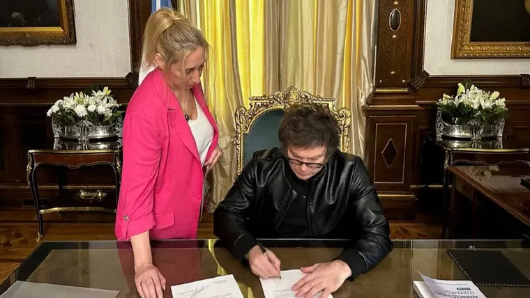 Milei firmando uno de sus DNU Milei firmando uno de sus DNU