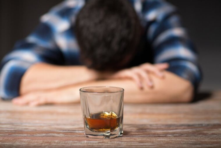 Muchos alcohólicos en recuperación no pueden ir a las reuniones de AA