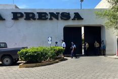 Agentes policiales escoltan al secretario de la junta directiva de La Prensa. Foto: El Confidencial