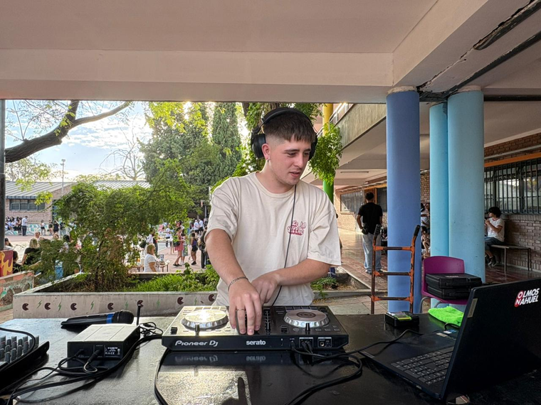 Hasta un Dj acompañó a los alumnos en su primer día de clases. Hasta un Dj acompañó a los alumnos en su primer día de clases.