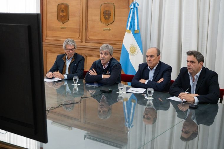 El titular de ARCA, Juan Pazo, el ministro de Economía, Luis Caputo, el jefe de Gabinete, Guillermo Francos, y el vicejefe del Interior, Lisandro Catalán, en el Zoom con los gobernadores para explicar las medidas para sacar los dólares en el colchón. El titular de ARCA, Juan Pazo, el ministro de Economía, Luis Caputo, el jefe de Gabinete, Guillermo Francos, y el vicejefe del Interior, Lisandro Catalán, en el Zoom con los gobernadores para explicar las medidas para sacar los dólares en el colchón.