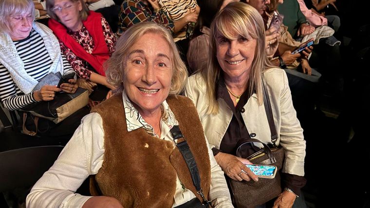 Cristina y Marilyn: salida de amigas. Cristina y Marilyn: salida de amigas.