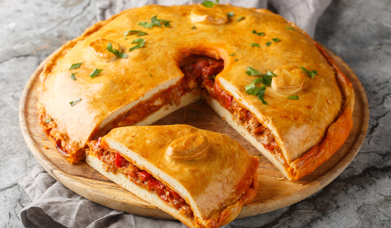 En muchas empanadas gallegas se dibuja una cruz o adornos con masa encima, símbolo de buena suerte y tradición familiar.