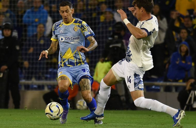 Un futbolista de Talleres salió a cruzar a Ángel Di María tras sus quejas contra el arbitraje en Rosario.&nbsp;
