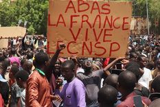 Niger Hay Golpe de Estado en Níger: el cartel dice Abajo Francia. Foto: Dpa.