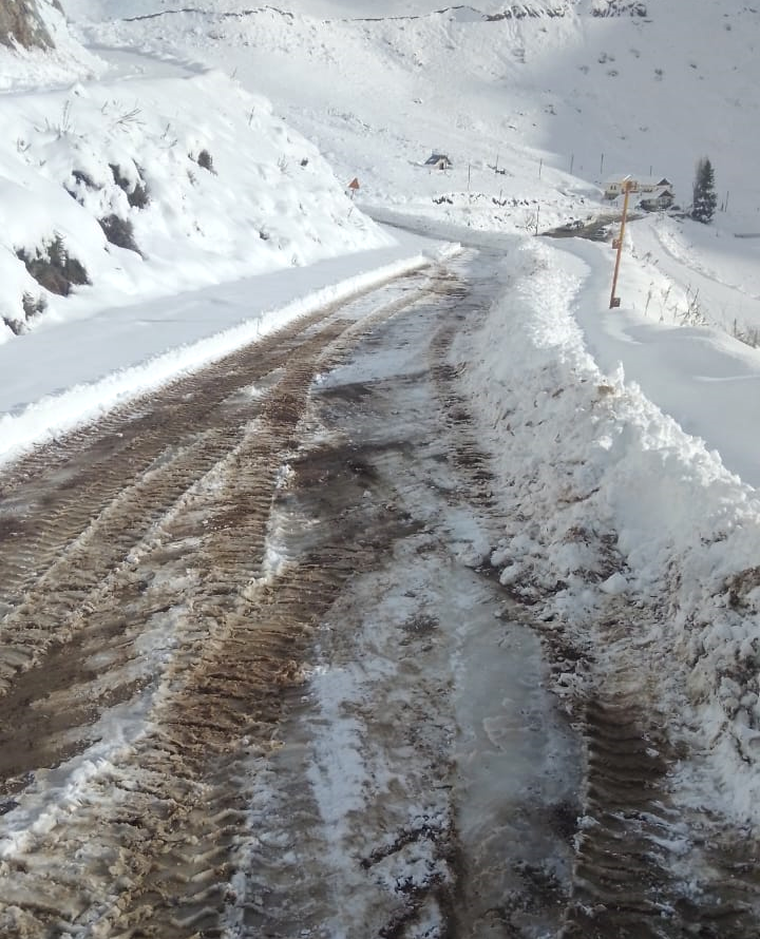 Los caminos presentan hasta medio metro de nieve en algunos sectores. Los caminos presentan hasta medio metro de nieve en algunos sectores.