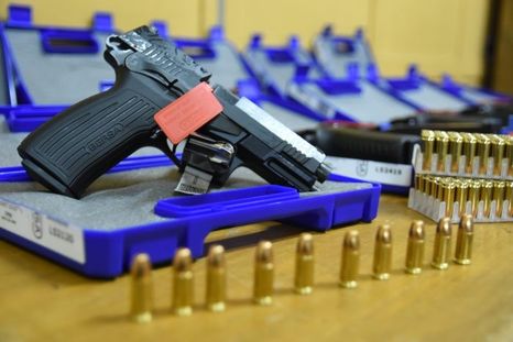 La nueva normativa de la Agencia Nacional de Materiales Controlados (ANMAC) genera un cambio en el Decreto establecido hace 30 años en el que se prohibía a los usuarios civiles la adquisición y tenencia de estas armas. La nueva normativa de la Agencia Nacional de Materiales Controlados (ANMAC) genera un cambio en el Decreto establecido hace 30 años en el que se prohibía a los usuarios civiles la adquisición y tenencia de estas armas.