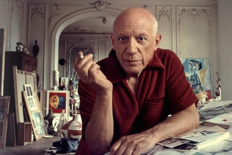 Picasso, en su estudio, con su habitual cigarrillo en mano